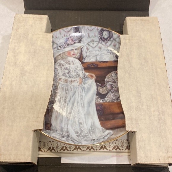 Heirlooms & Lace “Olivia” Collector’s #4 Plate in Series By Corinne Layton 2549A - Picture 14 of 15